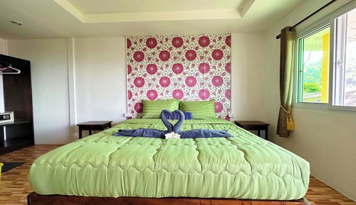 Habitación Deluxe doble, 1 cama de matrimonio grande, vistas parciales al mar, en una planta alta