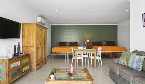 Habitación familiar doble, frigorífico y microondas, junto a la piscina