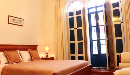 Habitación Confort doble, 1 cama de matrimonio grande, baño privado, vistas a la ciudad