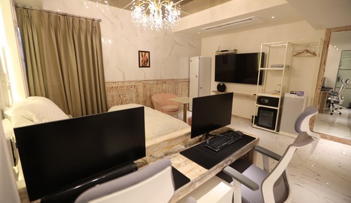 Suite (No Breakfast provided from Saturday to Monday)