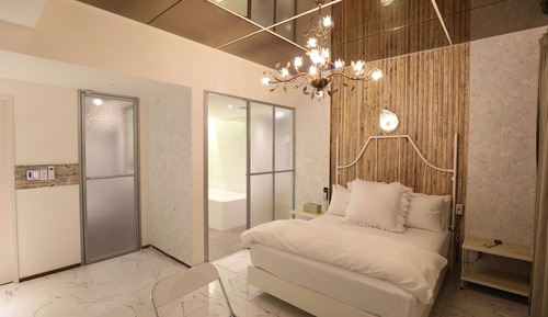 Junior Double Room, 1 Queen Bed (No Breakfast provided from Saturday to Monday)