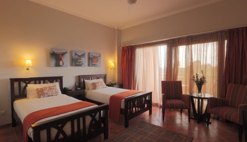 Habitación con 2 camas individuales, vistas al jardín