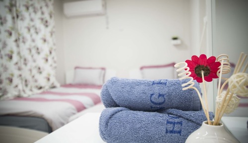 Habitación triple básica, baño compartido, planta baja