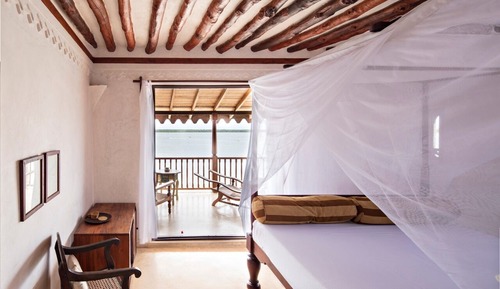 Habitación superior con 1 cama doble o 2 individuales, balcón, vistas al mar