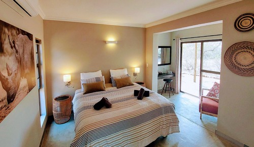 Habitación Deluxe doble, 1 cama de matrimonio grande, vistas a la piscina, en la zona del jardín