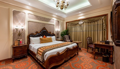 Suite Room (Lavish Interior, Spacious Living Room, Bathtub)