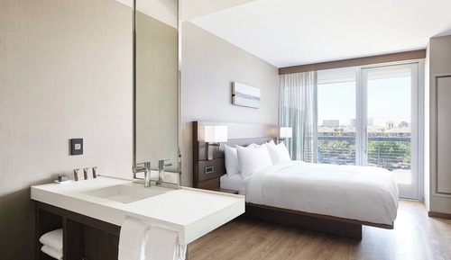 Habitación, 1 cama de matrimonio grande, balcón, vistas a la ciudad