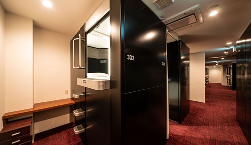 Habitación, solo para hombres, no fumadores (Capsule with Private Desk)