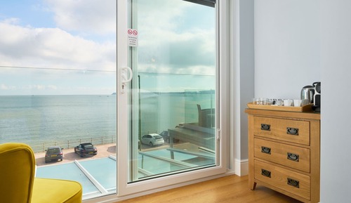 Habitación doble superior, baño privado, vistas al mar ( Cosy Room 4)