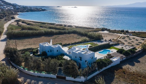 Villa, varias habitaciones, vistas al mar, frente a la playa