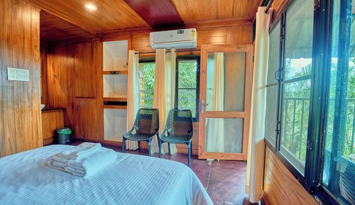 Caribbean Treehut