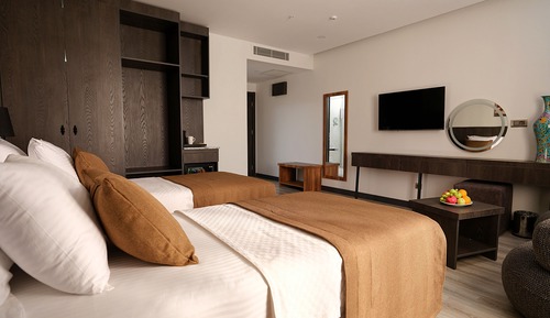 Habitación superior con 2 camas individuales, vistas a la ciudad