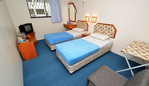 Habitación básica con 2 camas individuales, vistas a la ciudad