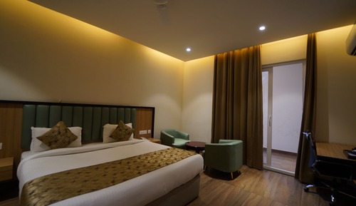 Habitación de lujo con 1 cama doble o 2 individuales, balcón, vistas a la piscina