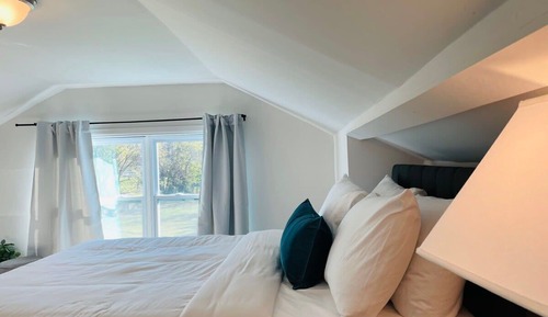 House, Multiple Beds, Patio, Garden View (83rd Street Comfy Cottage)