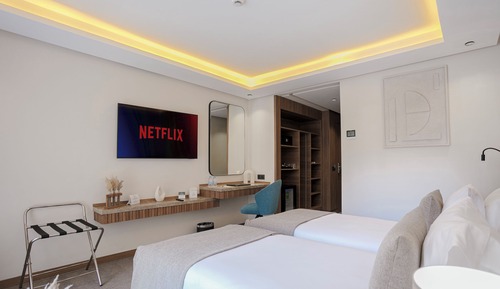 Comfort Room, Balcony