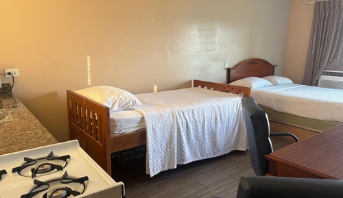 Queen Bed & 2 Full Beds Kitchenette Smoking