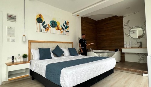 JUNIOR SUITE