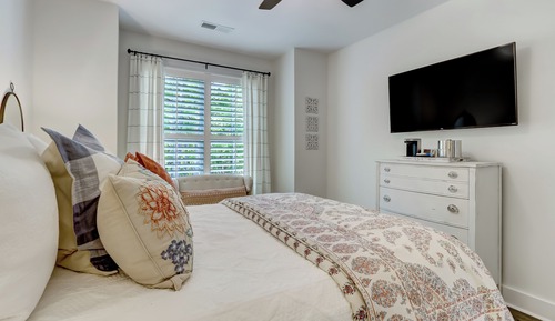 Comfort Room, 1 Queen Bed, Mountain View
