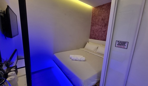 Basic Room, 1 Queen Bed, Non Smoking, Private Bathroom