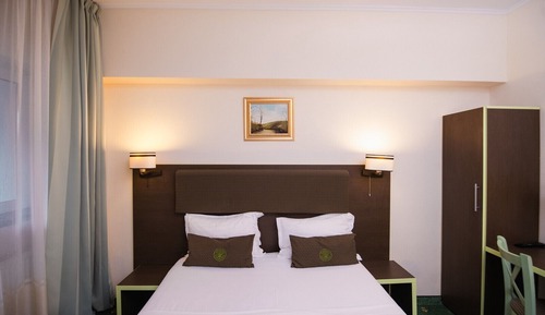 Habitación con 1 cama doble o 2 individuales, balcón, vistas al jardín