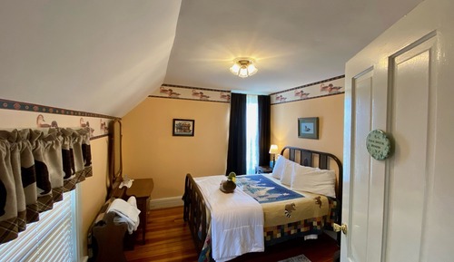 Basic Double Room, Shared Bathroom, Garden View