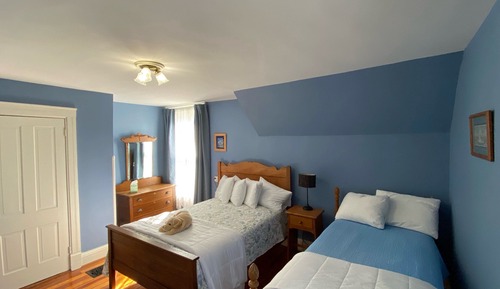 Basic Triple Room, Shared Bathroom (Blue)