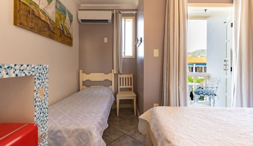 Habitación con 2 camas individuales, balcón