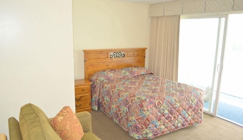 Motel Apartment, 1 Queen Bed, Poolside