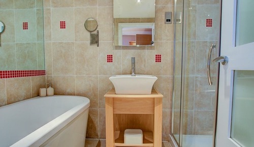 Habitación con 1 cama doble o 2 individuales, baño privado