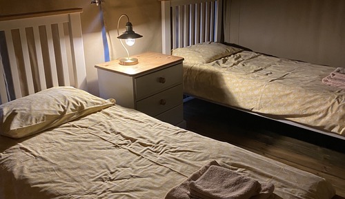 Tienda estándar, 3 habitaciones (double+sofa+bunks+cabin)