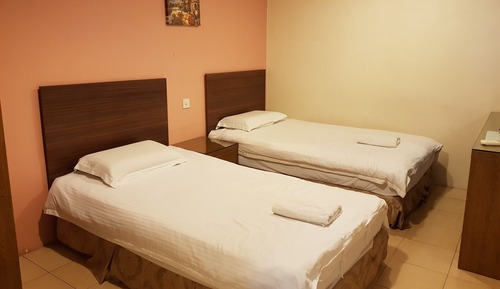 Habitación básica con 2 camas individuales
