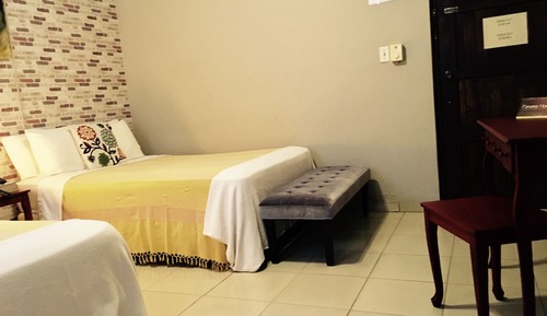 Habitación familiar, varias camas, baño privado, en una planta alta