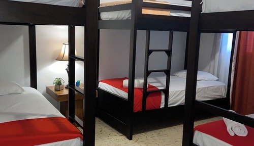 Dormitorio compartido básico, baño compartido, planta baja