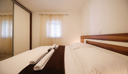 Suite, terraza, vistas parciales al mar