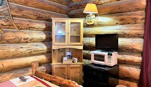 Burl Cabin (Shared Restroom)