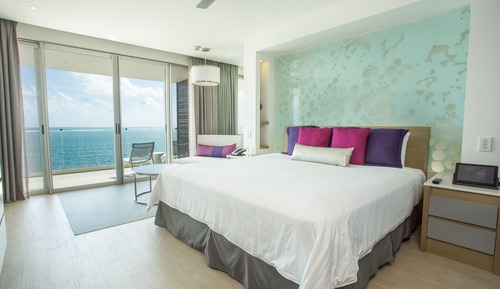 Xcelerate Junior Suite Ocean Front King