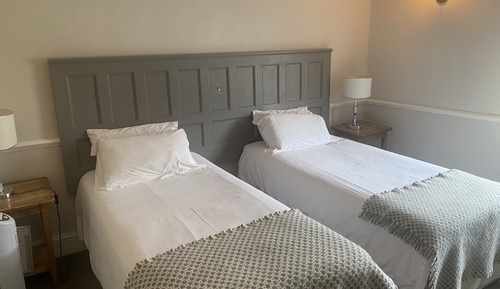 Habitación estándar con 1 cama doble o 2 individuales, baño privado (Room 3)