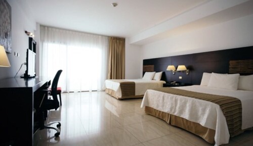 Habitación doble, 2 camas dobles, balcón, vistas al mar
