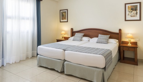 Suite, vistas a la piscina ( 2 Adults +1 Child )