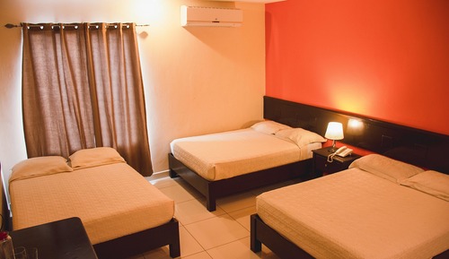 Habitación triple, varias camas