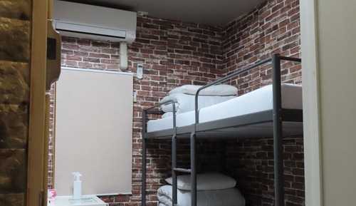Habitación básica con 2 camas individuales