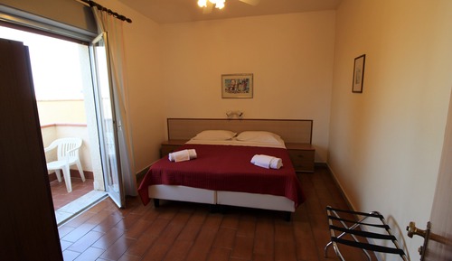 Habitación triple familiar, 2 habitaciones, 2 baños, en la zona del patio