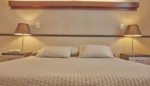 Habitación con 1 cama doble o 2 individuales, vistas parciales al mar