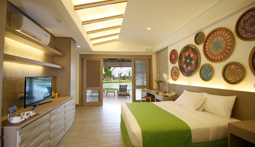 Habitación, acceso a la piscina
