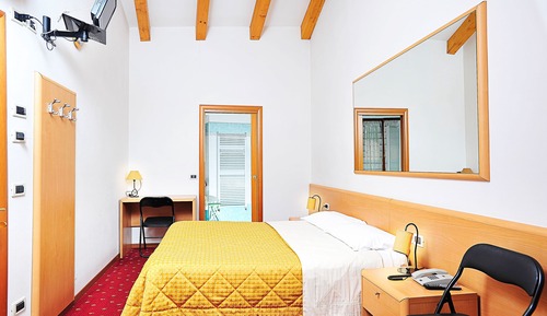 Habitación Confort con 1 cama doble o 2 individuales, balcón