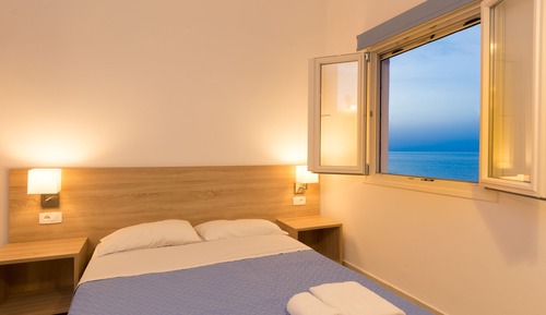 Habitación triple, vistas al mar (Studio)