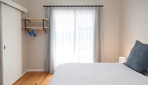 Estudio básico, 1 cama de matrimonio grande, frigorífico y microondas