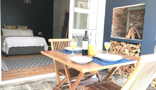 Estudio básico, 1 cama de matrimonio grande, frigorífico y microondas