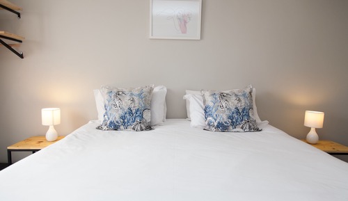 Estudio básico, 1 cama de matrimonio grande, frigorífico y microondas